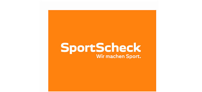Sport Scheck Logo Schriftzug in wei&szlig; vor orangenem Hintergrund