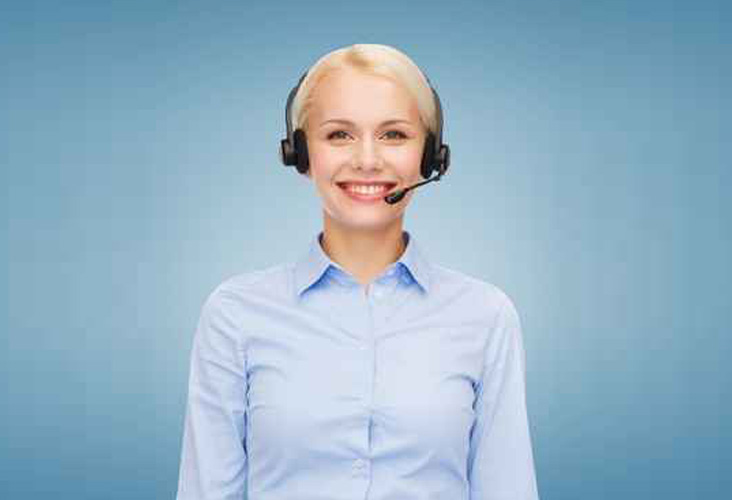 Frau mit Kopfh&ouml;rer vor blauem Hintergrund